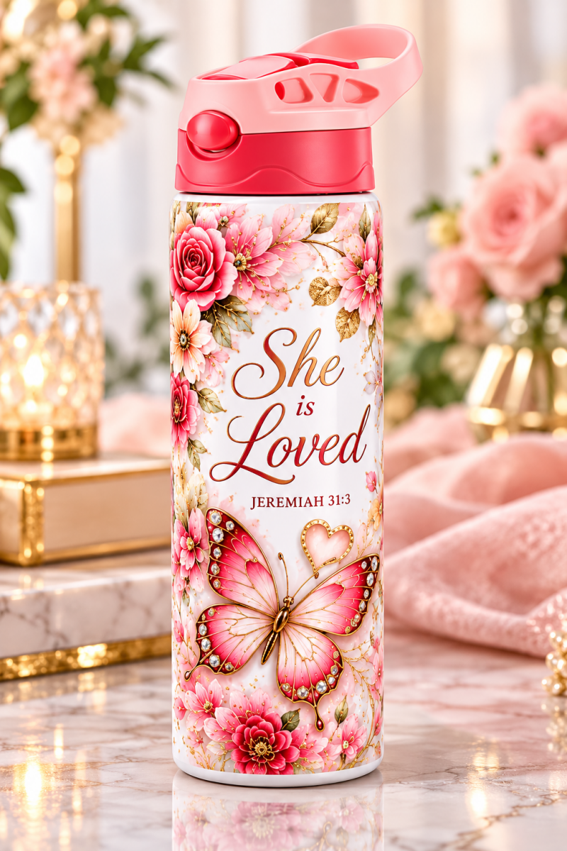 Roze meisjestumbler She is Loved met bloemen en vlinder, Jeremia 31:3