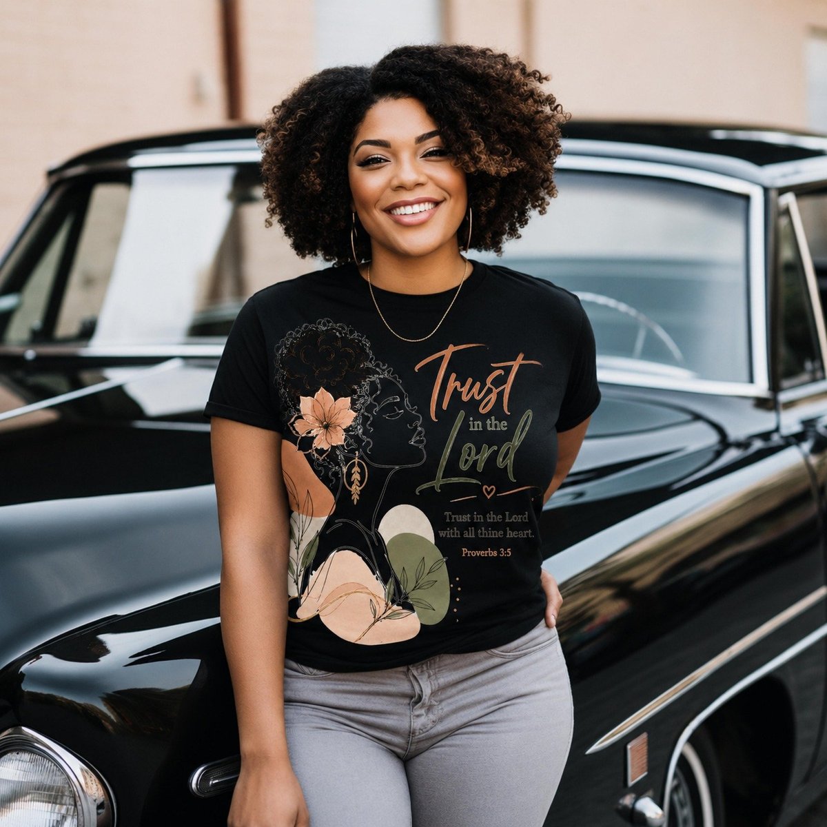Model met een bedrukt T-shirt als cadeau voor vrienden